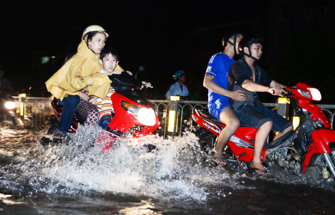 [-]Sài[-]Gòn[-]lại[-]mưa,[-]Sài[-]Gòn[-]lại[-]ngập